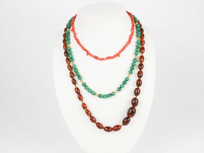 gros plan d'un collier sur un mannequin mannequin
