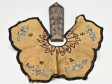 un morceau de tissu sur lequel se trouve un objet métallique