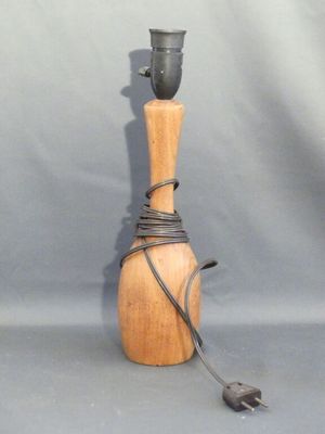 Lampe de forme bouteille en orme tourné, Anées 1970.