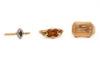 trois bagues en or et une bague sertie d'un saphir