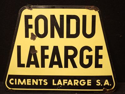 un panneau jaune sur lequel on peut lire « Fonddu Lafarge Cements Lafarge S.A. »