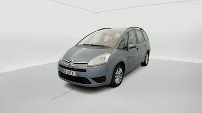 La petite voiture est garée dans une pièce blanche au sol blanc.