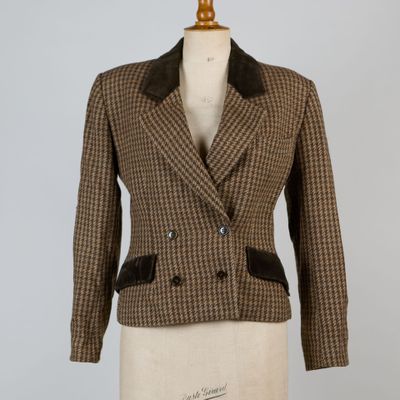 une veste marron et noire sur un mannequin, un mannequin, un mannequin, un mannequin, un mannequin, un mannequin, un mannequin, un mannequin, un mannequin, un mannequin, un mannequin, un mannequin, un mannequin, un mannequin, un mannequin, un mannequin, un mannequin, un mannequin, un mannequin, un mannequin, un mannequin, un mannequin, un mannequin, un mannequin, un mannequin, un mannequin, un mannequin, un mannequin, un mannequin, un mannequin, un mannequin, un mannequin, un mannequin, un