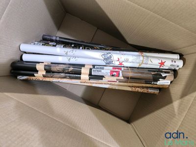 une boîte en carton contenant tout un tas de stylos