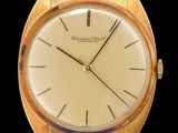 une image d'une montre-bracelet en or avec un cadran blanc
