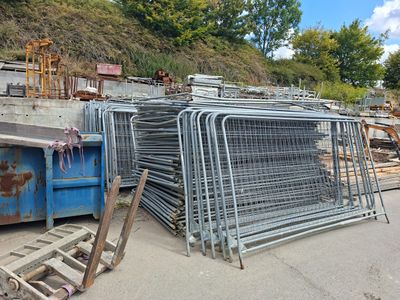 un tas de ferraille clôturé au bord de la route