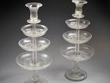 deux bougeoirs en verre transparent sont posés l'un sur l'autre