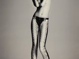 photo en noir et blanc d'une femme en pantalon moulant et talons hauts