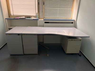 un bureau blanc avec un ordinateur dans une pièce