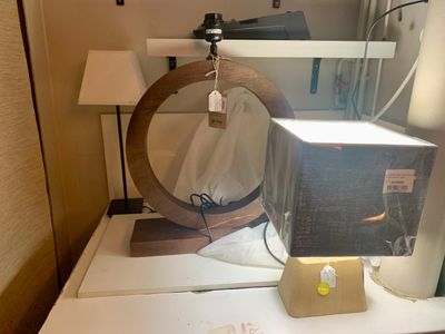une table sur laquelle se trouvent un miroir et une lampe