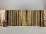 une pile de sept livres posés les uns sur les autres sur une table