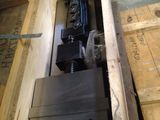 une machine qui se trouve à l'intérieur d'une caisse en bois