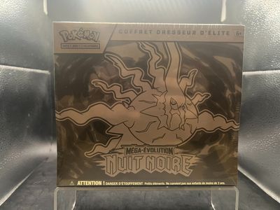 un gros plan d'une boîte de cartes à collectionner Pokémon posée sur une table