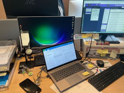 un bureau sur lequel se trouvent deux ordinateurs et un clavier