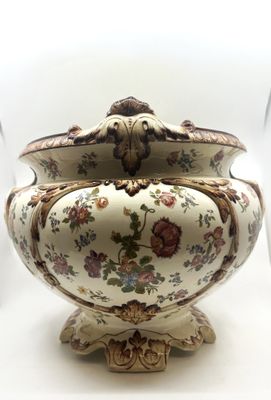 un vase muni d'un couvercle posé sur une table
