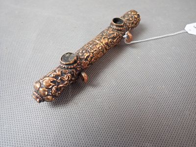 Ghau tibétain En cuivre repoussé d'un décor asiatique de vég…