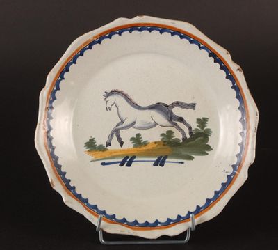 NEVERS ou AUXERRE : Assiette en faïence à décor polychrome
