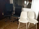 two chairs that are next to each other in a room