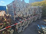 un gros tas de tuyaux en acier au milieu de la rue
