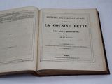 un livre ouvert posé sur une table, sur fond blanc