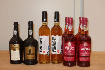 Plusieurs bouteilles de différents types d'alcool sont alignées sur une table