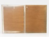 une photo montrant deux chemises en cuir marron posées sur une surface blanche