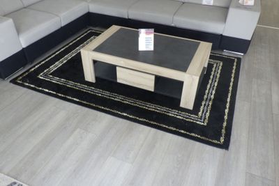 un tapis noir et blanc posé au sol dans un salon