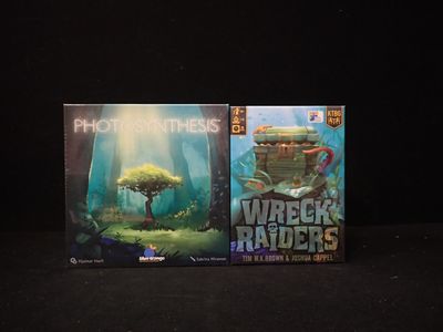 deux livres posés sur une table
