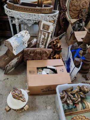 beaucoup d'objets posés sur le sol
