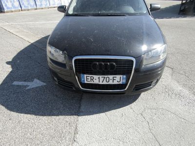 une voiture noire garée dans un parking
