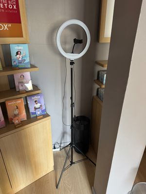 une lumière allumée dans un coin de la pièce