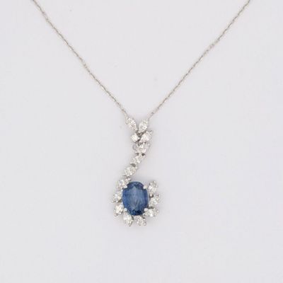 pendentif en saphir bleu et diamant sur fond blanc