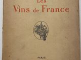 un vieux livre posé sur une table à côté d'un mur blanc