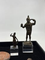 Lot de deux statuettes en bronze et trois lampes à huiles en… (photo 2)