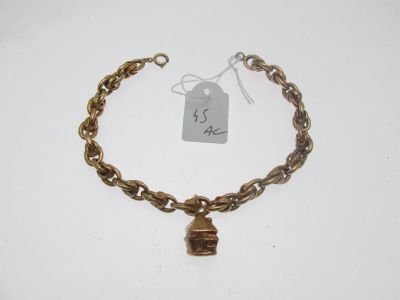 un gros plan d'un bracelet en chaîne dorée muni d'un fermoir
