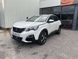 une voiture blanche garée devant un bâtiment