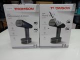 Deux boîtes du nouveau sèche-cheveux à main Thomson sont posées sur la table.