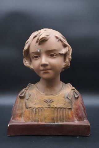 Buste de jeune fille signé « Jacobs ? » et datée 1920. H : 34 cm....