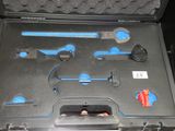une mallette noire contenant des outils, posée sur une table