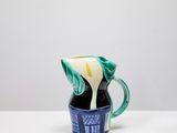 un gros plan d'un vase bleu et blanc posé sur une table