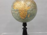 un petit globe posé sur un socle