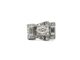 gros plan d'une bague en diamant sur fond blanc