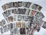 beaucoup de vieux timbres qui sont posés sur la table