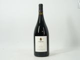 une bouteille de vin posée sur une table