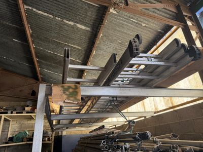 de nombreux morceaux de métal éparpillés sur le sol d'un immeuble