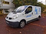 une camionnette blanche garée devant un bâtiment