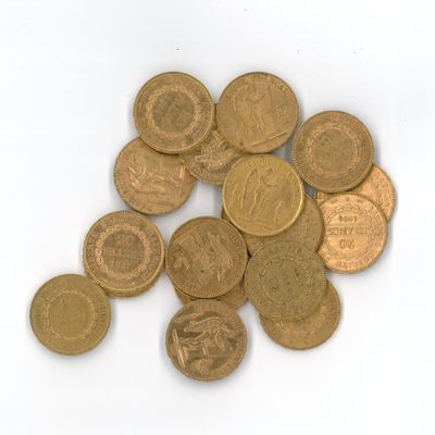 beaucoup de pièces qui sont sur la table
