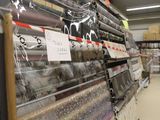 de nombreux articles à vendre sur les étagères du magasin