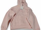 un sweat-shirt rose avec une étiquette blanche dessus