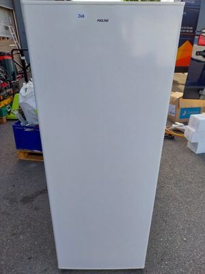 un réfrigérateur blanc qui est posé dans la rue